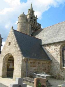 Clocher et porche de l'église de Coatreven