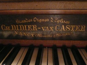 Plaque du facteur de l'orgue de la chapelle N-D à Plestin
