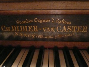 cartouche du facteur Didier-Van-Caster chapelle N-D à Plestin