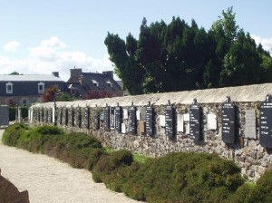 PLOUBAZLANEC_cimetière_mur des disparus