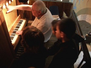 Yvon Féchant lors d'une visite à l'orgue de Prat