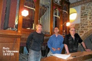 Hervé Caill (à droite) a commencé le démontage de l'orgue de Pleubian.